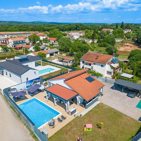 Villa Beauty With Heated Pool And Jacuzzi Kanfanar Exterior photo