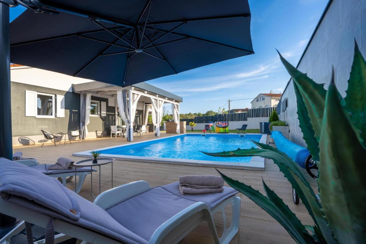 Villa Beauty With Heated Pool And Jacuzzi Kanfanar Exterior photo