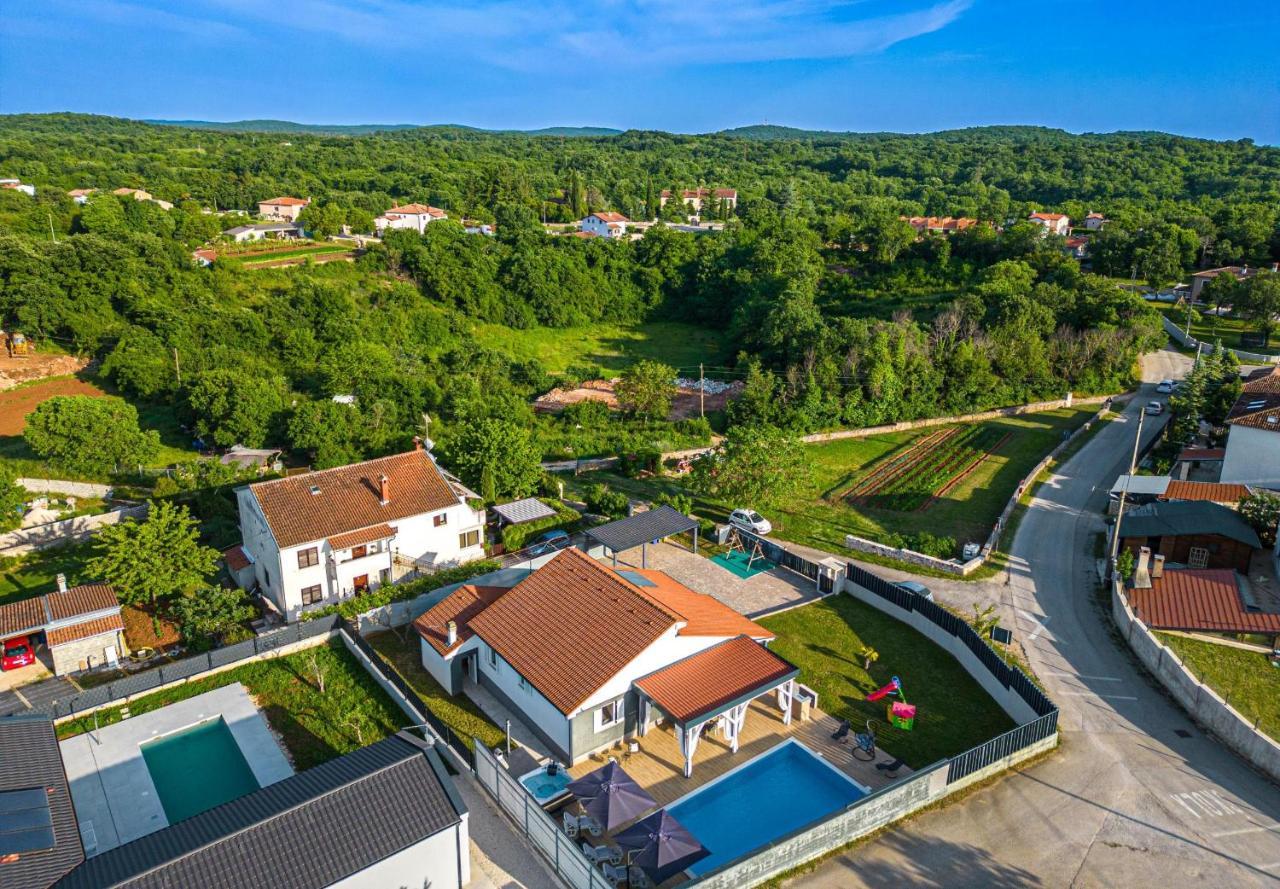 Villa Beauty With Heated Pool And Jacuzzi Kanfanar Exterior photo
