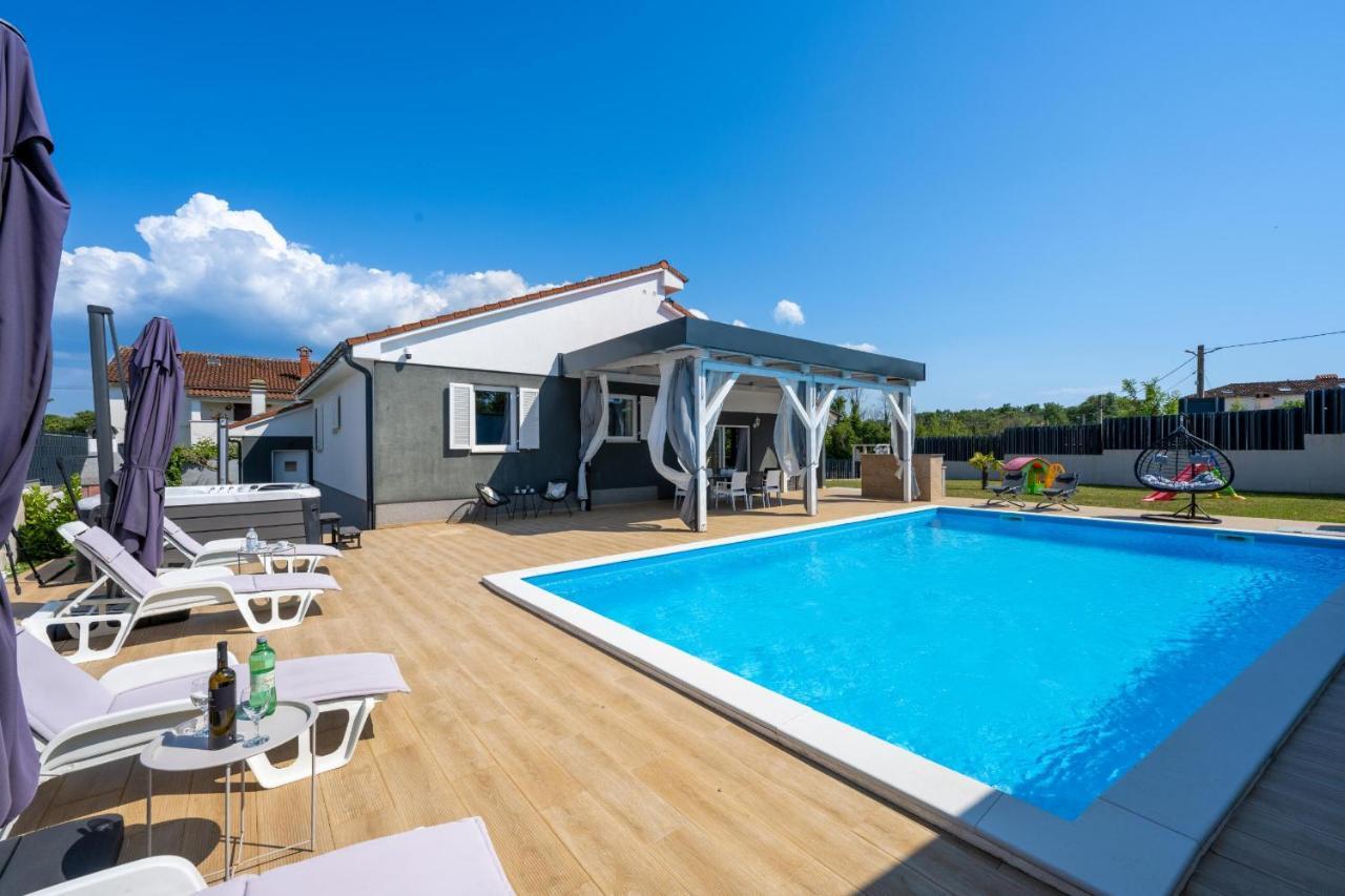 Villa Beauty With Heated Pool And Jacuzzi Kanfanar Exterior photo