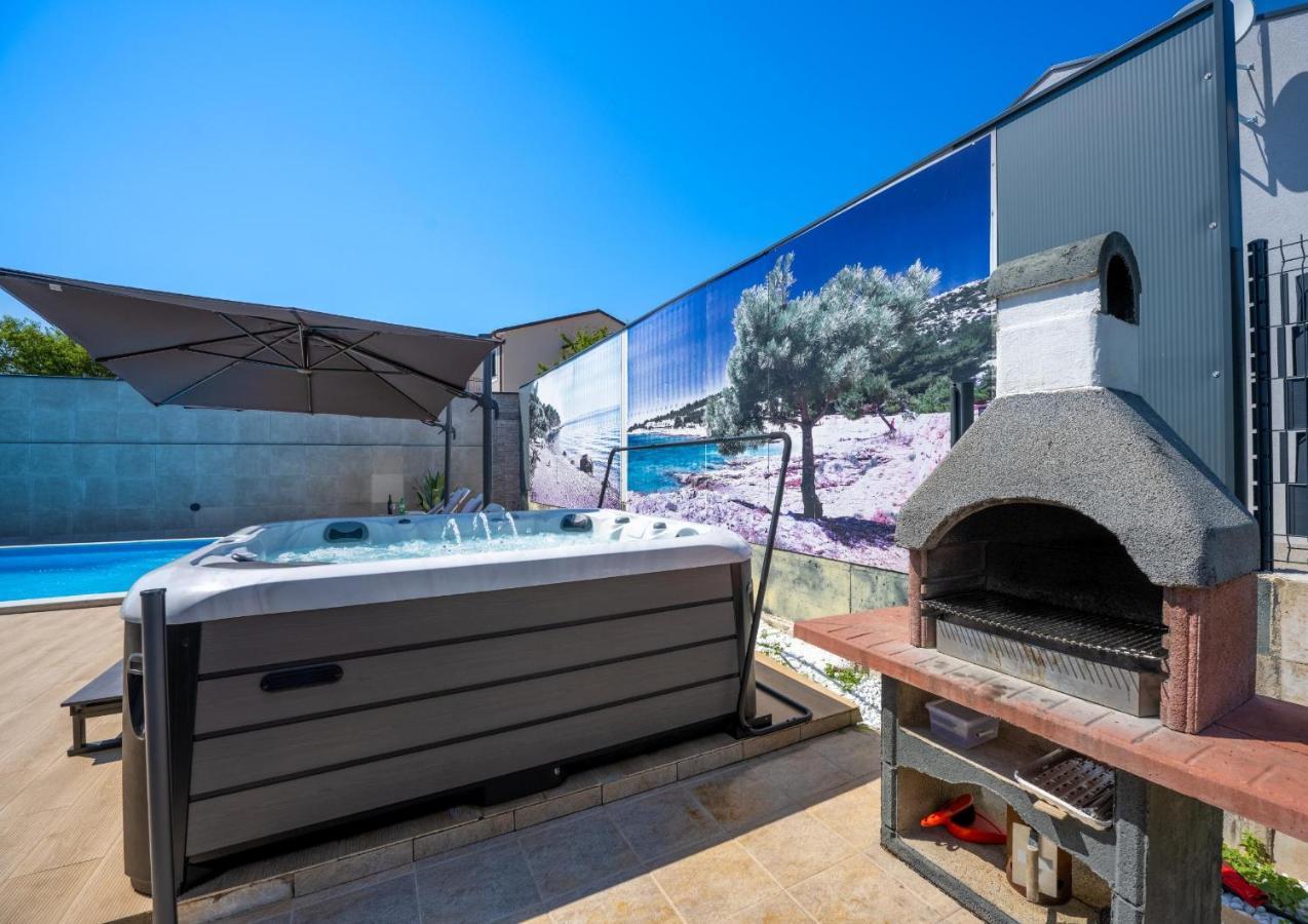 Villa Beauty With Heated Pool And Jacuzzi Kanfanar Exterior photo