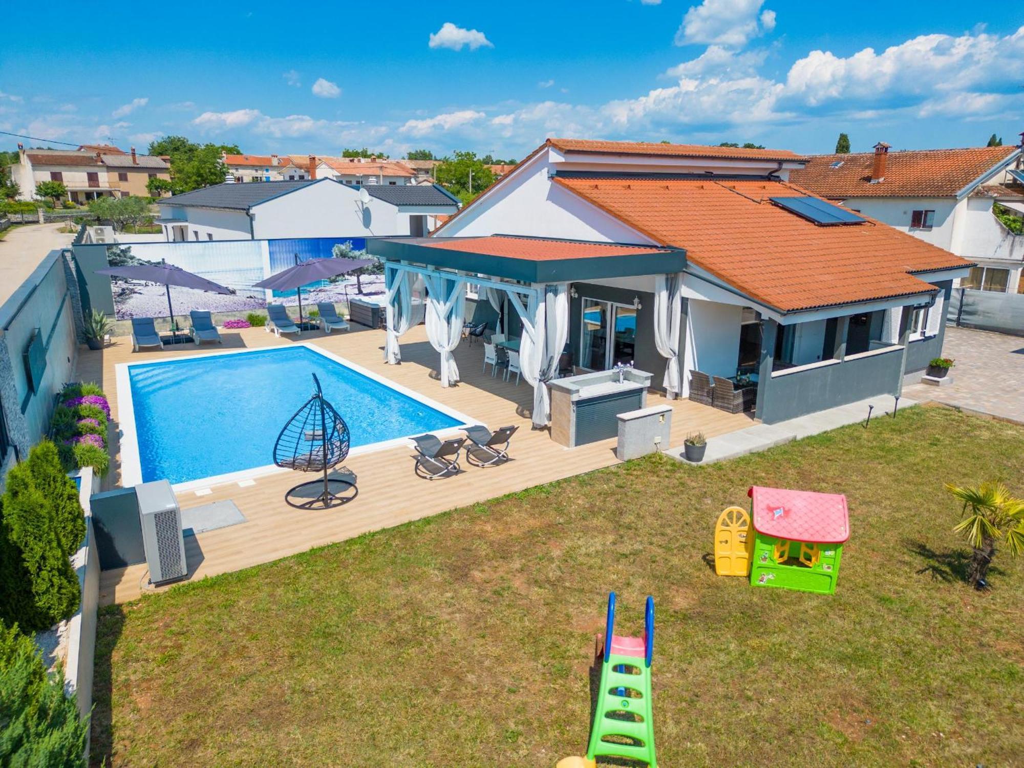 Villa Beauty With Heated Pool And Jacuzzi Kanfanar Exterior photo