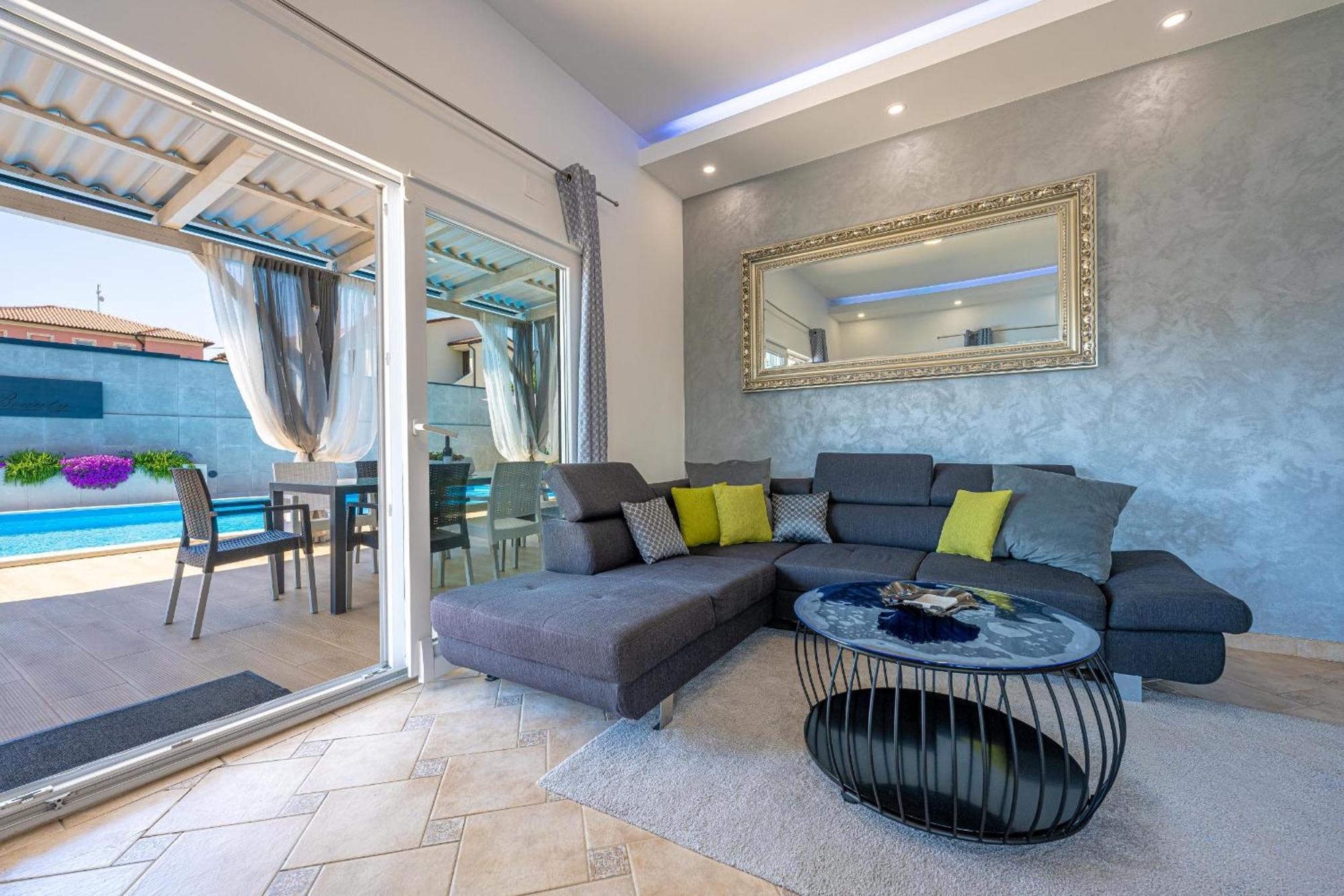 Villa Beauty With Heated Pool And Jacuzzi Kanfanar Exterior photo