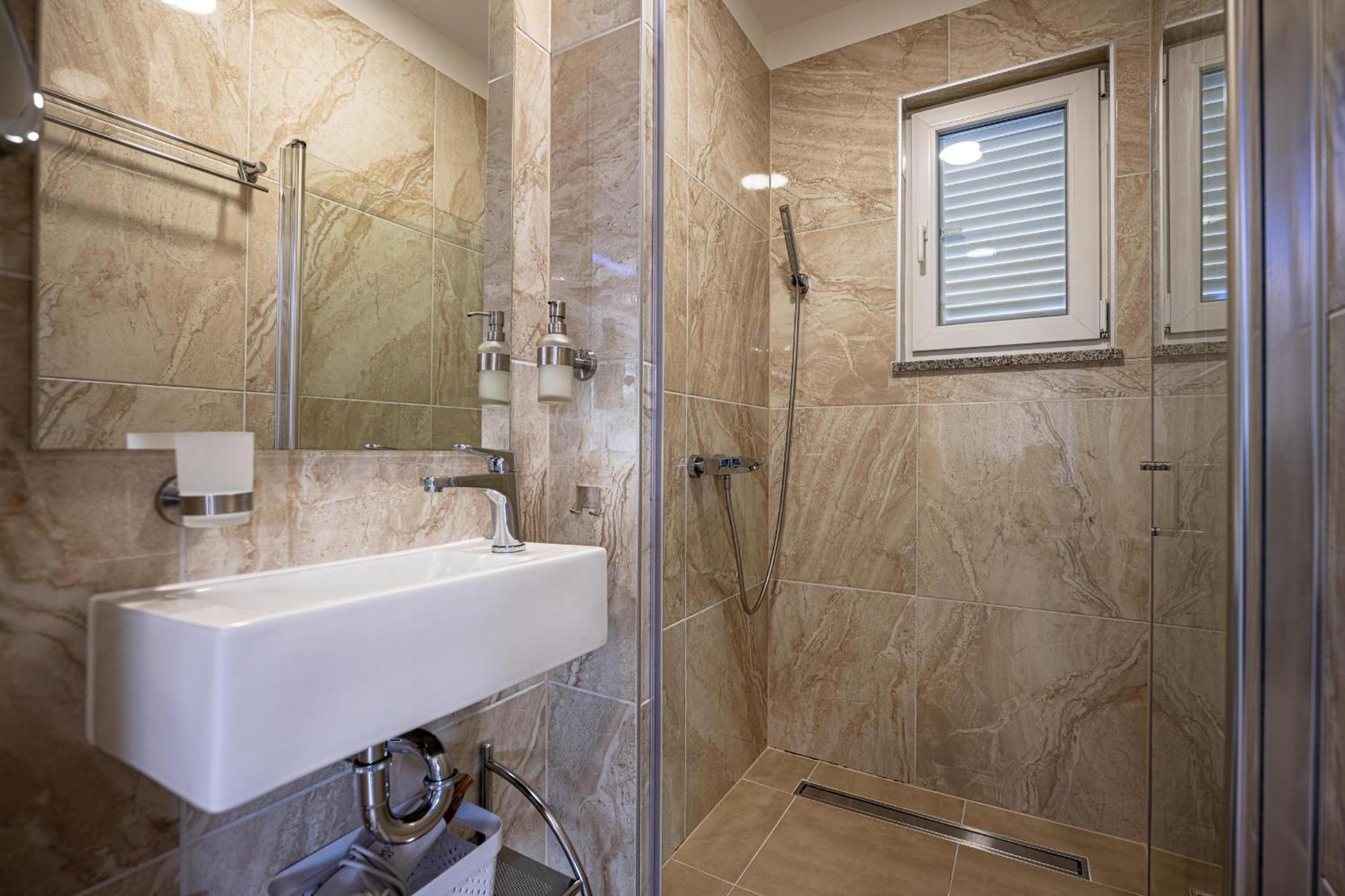 Villa Beauty With Heated Pool And Jacuzzi Kanfanar Exterior photo