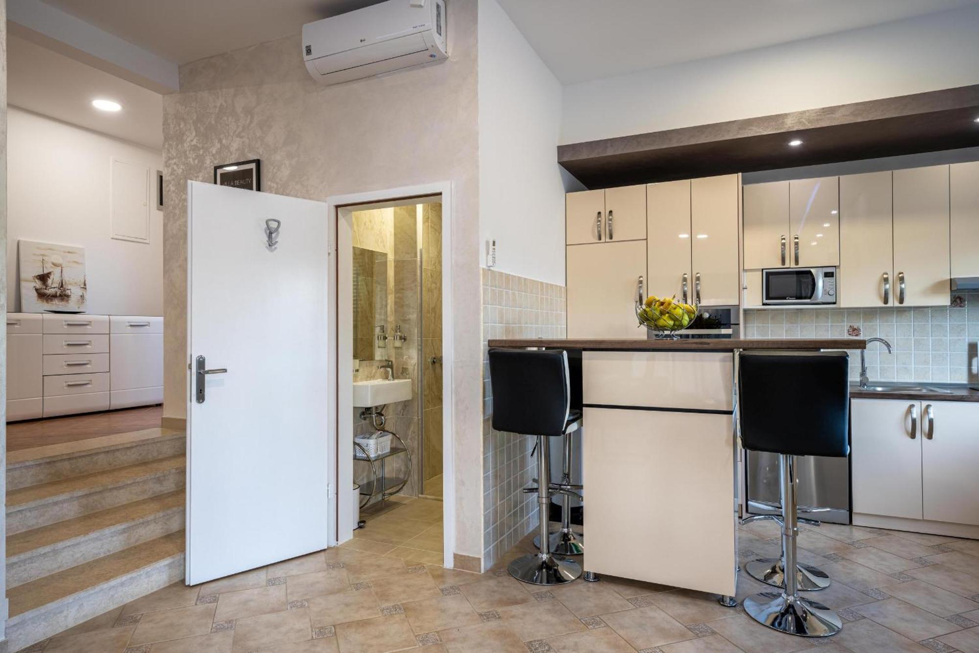 Villa Beauty With Heated Pool And Jacuzzi Kanfanar Exterior photo