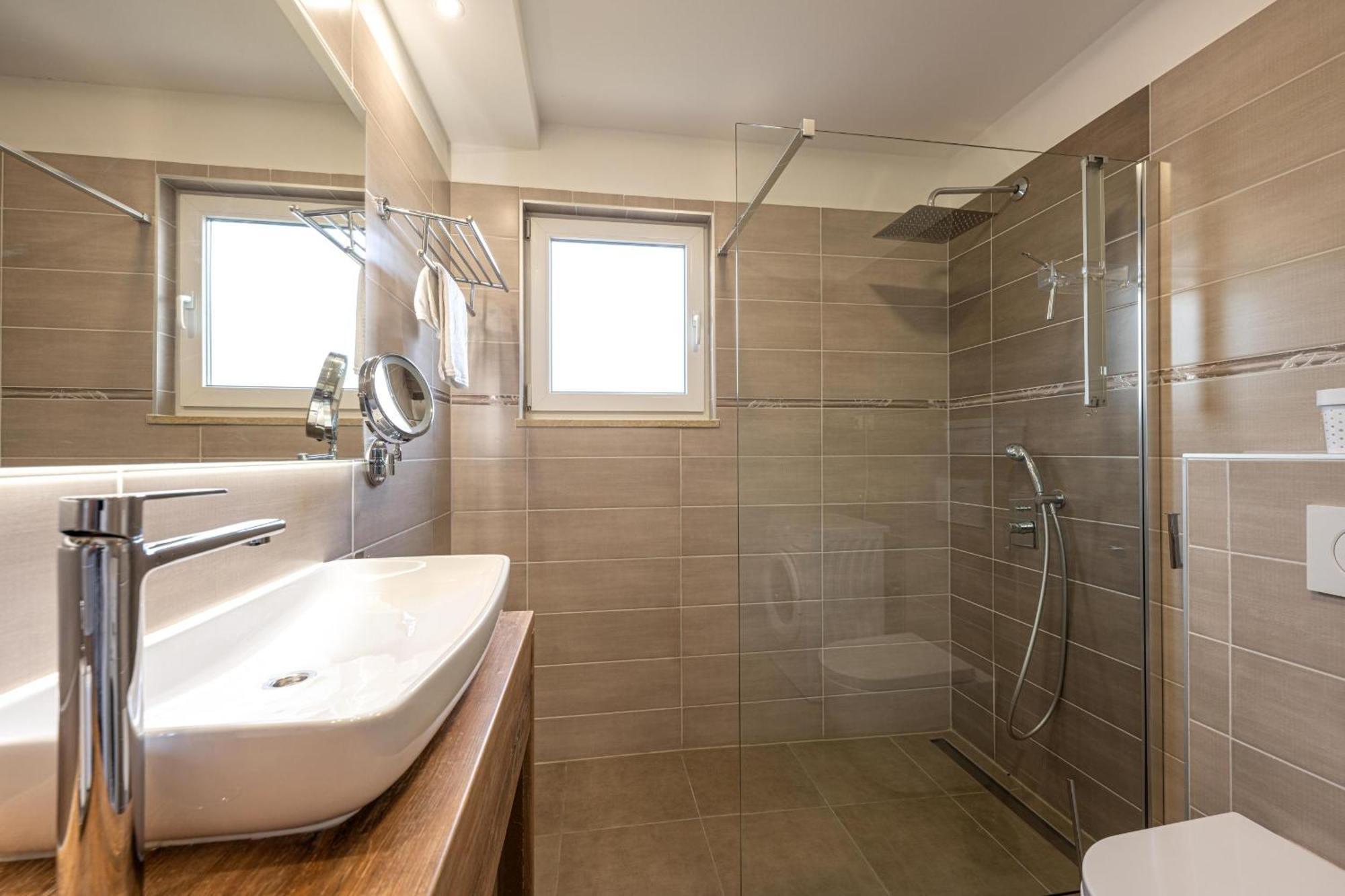Villa Beauty With Heated Pool And Jacuzzi Kanfanar Exterior photo