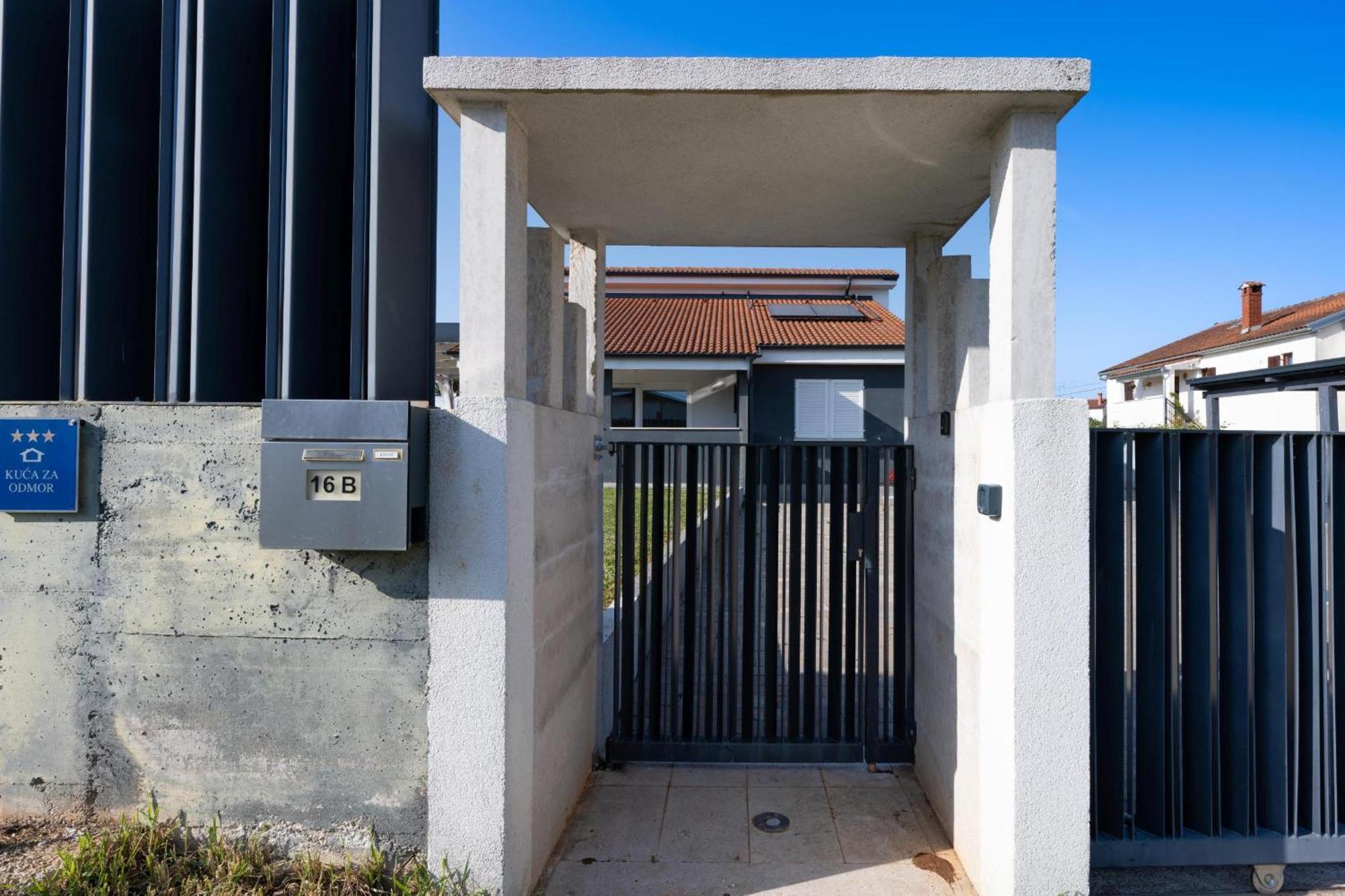 Villa Beauty With Heated Pool And Jacuzzi Kanfanar Exterior photo