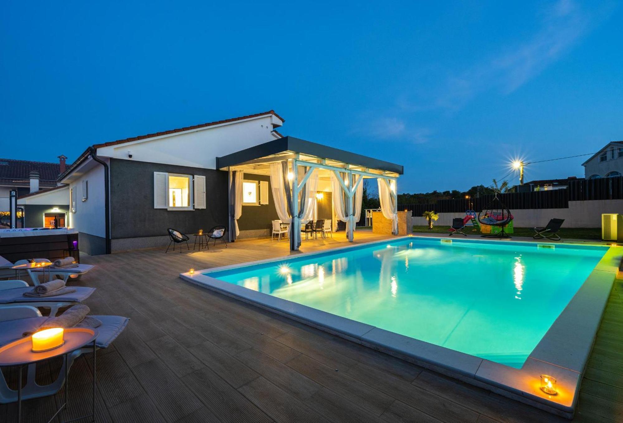 Villa Beauty With Heated Pool And Jacuzzi Kanfanar Exterior photo