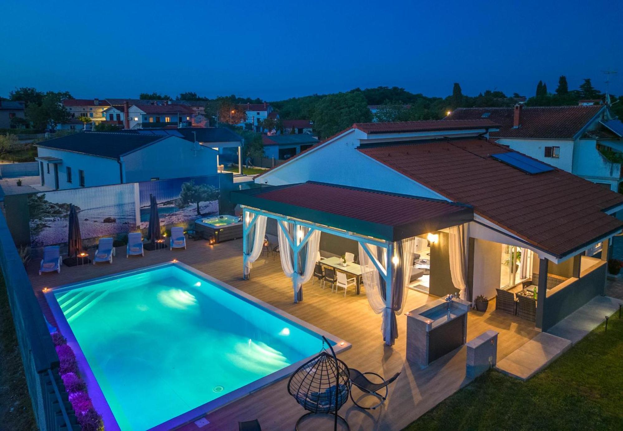 Villa Beauty With Heated Pool And Jacuzzi Kanfanar Exterior photo